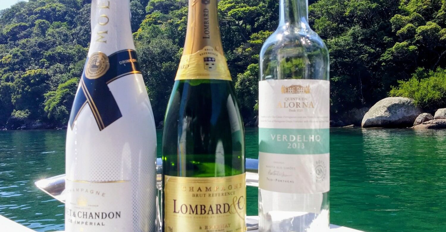 Bouteilles de champagne et vin blanc sur un bateau en milieu tropical