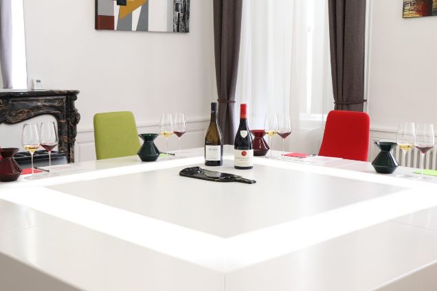 Table de dégustation professionnelle à Sensation Vin à Beaune