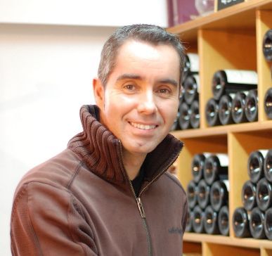 Damien Delattre choisissant des vins de Bourgogne