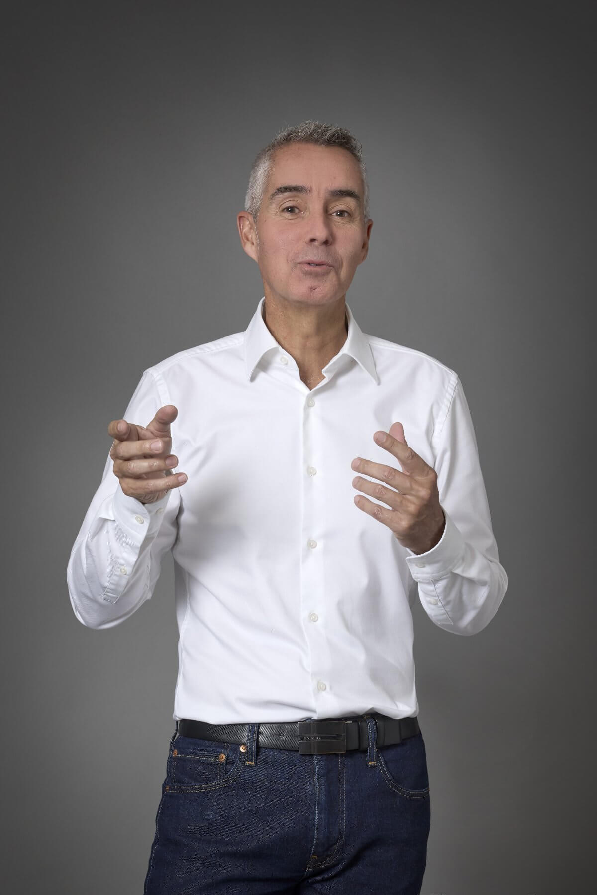 Damien Delattre, formateur à Beaune, explique avec passion les spécificités d'un terroir lors d'un cours d'œnologie.