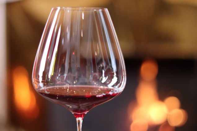 Dégustation d'un verre de Bourgogne rouge au coin du feu